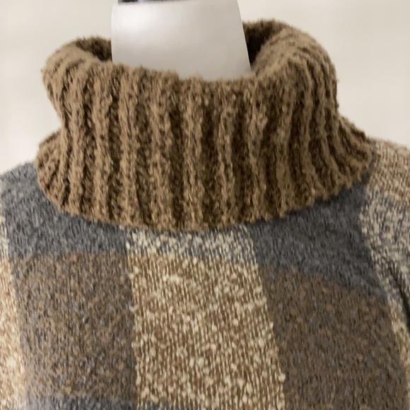 Poncho - Picture 3 of 5